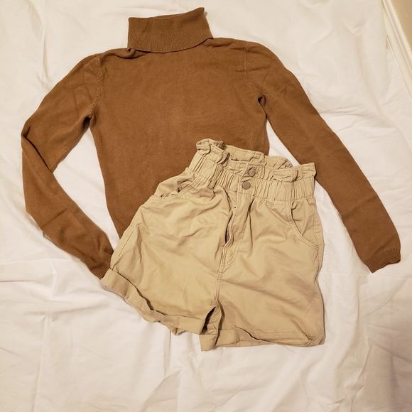 Tan Turtleneck Sweater - XS (Moda International) - Picture 4 of 4